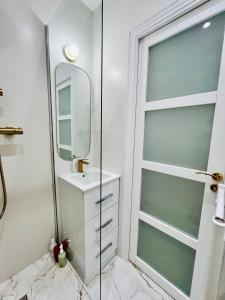 a bathroom with a shower and a sink and a mirror at Paris rare pearl 5e Notre Dame Saint Michel in Paris