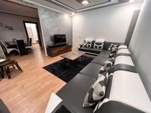 ゲーラにあるGera Apartmentのソファとテーブルのあるリビングルーム