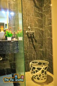 baño con lavabo y jarrón en la encimera en Top Luxuries Couple Friendly Stay in Gaur Mall by Taj Studios, en Ghaziabad