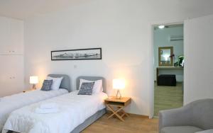 Кровать или кровати в номере Corina Suites & Apartments