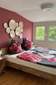 ein Schlafzimmer mit einem Bett mit Ballons an der Wand in der Unterkunft Am Eichhof in Koblenz