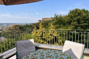 einen Balkon mit 2 Stühlen und Stadtblick in der Unterkunft Am Eichhof in Koblenz