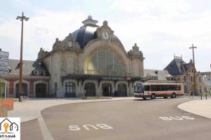 Przed budynkiem stoi autobus w obiekcie Studette Cosy Seh’Loué w mieście Saint-Brieuc