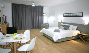 Кровать или кровати в номере Corina Suites & Apartments