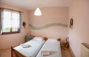 a bedroom with two beds and a window at Άγρια Λούλουδα Κατοικία Αρμονία in Timfristós