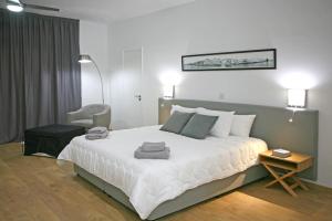 Кровать или кровати в номере Corina Suites & Apartments