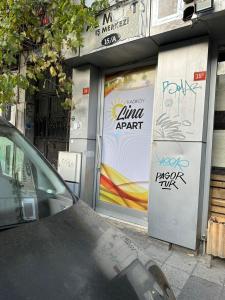 une voiture garée devant un immeuble avec graffiti dans l'établissement Kadıköy Lina Apart Female Only, à Istanbul