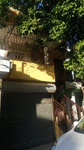 ein Gebäude mit einer Garagentür und einem Zaun in der Unterkunft Casa boca chica in Boca Chica