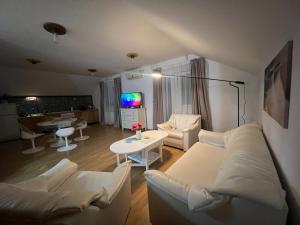 - un salon avec un canapé et une table dans l'établissement Apartman Magnolija, à Zemun