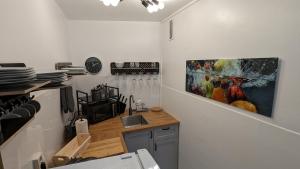 eine Küche mit einem Wandgemälde in der Unterkunft Wald und Meer in Glücksburg