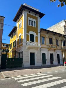 Villa Giulia BnB في فياريجيو: مبنى اصفر وابيض على شارع المدينة