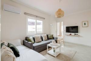 a living room with a couch and a tv at Appartement Arribat Center Mall-Grande Terasse in Rabat