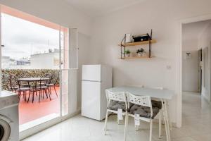 kuchnia ze stołem, krzesłami i lodówką w obiekcie Appartement Arribat Center Mall-Grande Terasse w mieście Rabat