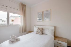 - une chambre avec un lit blanc et une fenêtre dans l'établissement Appartement Arribat Center Mall-Grande Terasse, à Rabat
