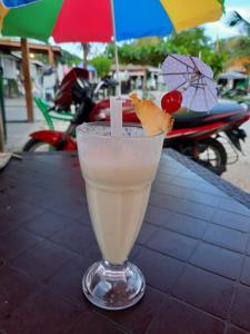 ein Getränk auf einem Tisch mit einer Kirsche darüber in der Unterkunft Casa boca chica in Boca Chica