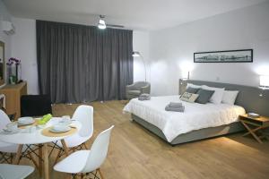 Кровать или кровати в номере Corina Suites & Apartments
