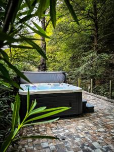 bañera de hidromasaje en la parte superior de un patio de ladrillo en Templomvölgy Resort Mátrakeresztes, en Matrakeresztes