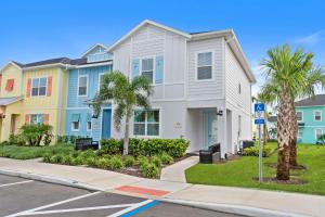 een huis met palmbomen voor een straat bij 2959 Castaway Lane in Orlando