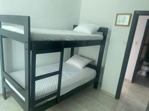 a couple of bunk beds in a room at Departamento bonito y comodo en Tonsupa in Tonsupa