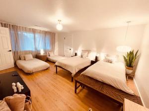 una camera da letto con due letti e un soggiorno di Zen Haus, Spacious Retreat, luxury, near UO a Eugene