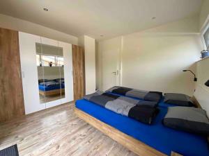 ein Schlafzimmer mit einem großen blauen Bett in einem Zimmer in der Unterkunft Schöne Ferienwohnung in Windischgarsten in Windischgarsten