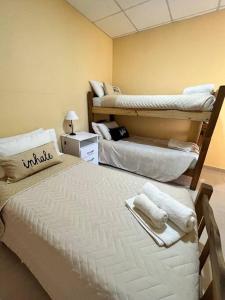 馬拉圭的住宿－Alojamiento Coihueco，一间卧室配有两张双层床和毛巾