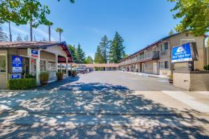 una calle frente a un edificio con árboles en Americas Best Value Inn - Sky Ranch Palo Alto en Palo Alto