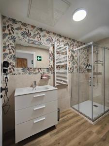 een badkamer met een wastafel en een douche bij Apartamentos Santander 2 in Santander