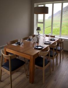 mesa de comedor con sillas y ventana grande en Beautiful house with an outstanding view, en Hvolsvöllur