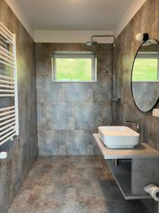 y baño con lavabo y espejo. en Beautiful house with an outstanding view, en Hvolsvöllur