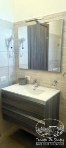 La salle de bains est pourvue d'un lavabo et d'un miroir. dans l'établissement Tenuta De Santis, à Ceccano