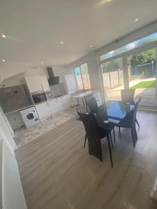 a kitchen and dining room with a table and chairs at London Recently Refurbished House in Thornton Heath