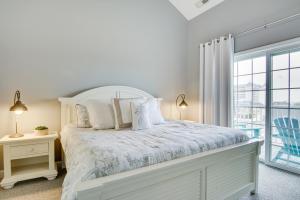 Giường trong phòng chung tại Ocean City Condo Covered Deck, Walk to Boardwalk!