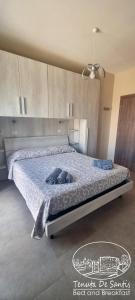 - un grand lit dans une chambre avec plafond dans l'établissement Tenuta De Santis, à Ceccano