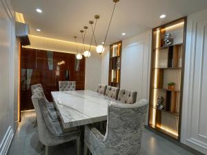 a dining room with a marble table and chairs at Lujoso PH con JACUZZY Privado in Guayaquil