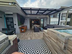 a patio with a swimming pool and a house at Lujoso PH con JACUZZY Privado in Guayaquil