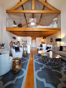 ポルトにあるOporto Golden Apartmentの白い家具と木製の天井が備わるリビングルーム