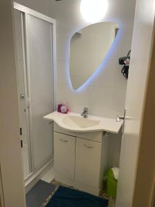 a bathroom with a sink and a mirror at Apartment Schwarzwald in Lahr