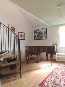 a living room with a piano and a rug at Glasgow City in Glasgow