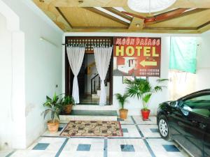 un coche aparcado frente a un hotel en Moon Palace Hotel Lahore, en Lahore