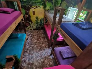 Postel nebo postele na pokoji v ubytování Oasis Beachfront Hostel