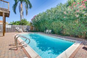 South Padre Island Condo with Shared Outdoor Pool!