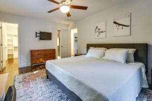 1 dormitorio con 1 cama grande y ventilador de techo en Modern Charlotte Retreat about 1 Mi to BOA Stadium!, en Charlotte