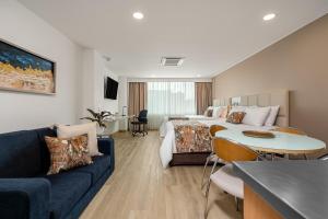 TV a/nebo společenská místnost v ubytování Novelty Suites Hotel