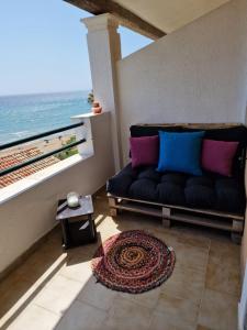 A seating area at Corfu Glyfada Beach Apartments 67