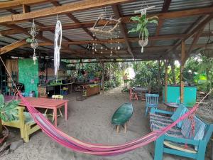 Restaurace v ubytování Oasis Beachfront Hostel