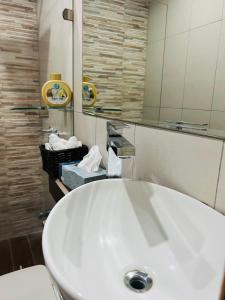 een badkamer met een witte wastafel en een spiegel bij Apartamento Don Jarvey I in Monteverde Costa Rica