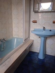 y baño con lavabo y bañera. en Casa Puerta del Sol, en Moaña