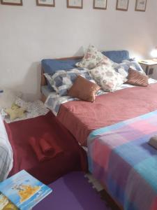 duas camas sentadas uma ao lado da outra num quarto em Casa condomínio paz em Petrópolis