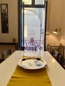 un plato sentado en la parte superior de una mesa en La Suite de la Cathédrale, en Narbona